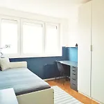 Poet\'S Street Apartment