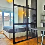 Poet\'S Street Apartment